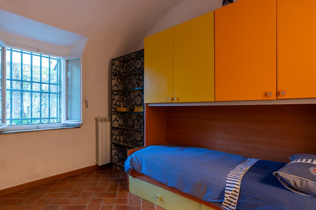 Camera con letto singolo e armadio a ponte
