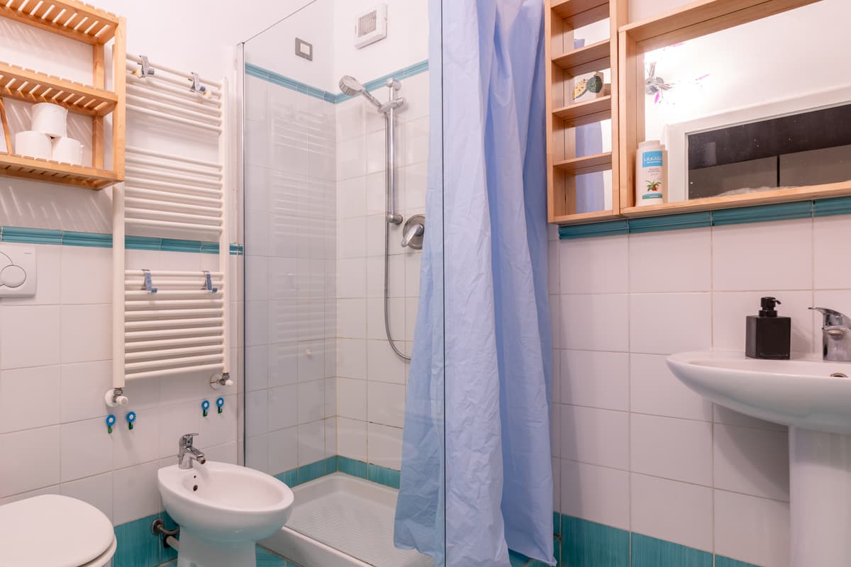 Il bagno visto dall’angolo, con doccia e sanitari